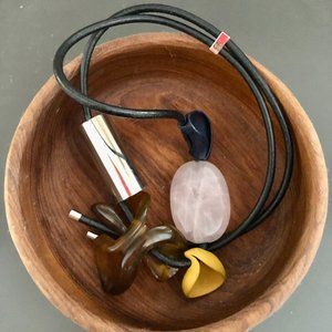 Multi-material, adjustable necklase